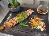 Tataki de thon pané au saté, escalope de foie gras poêlée, vinaigrette miso,